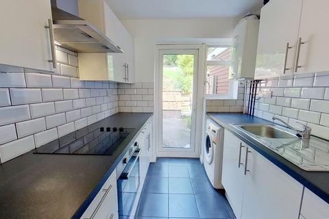 5 bedroom terraced house to rent, Guildford Park Avenue, Guildford, Surrey GU2 7NN