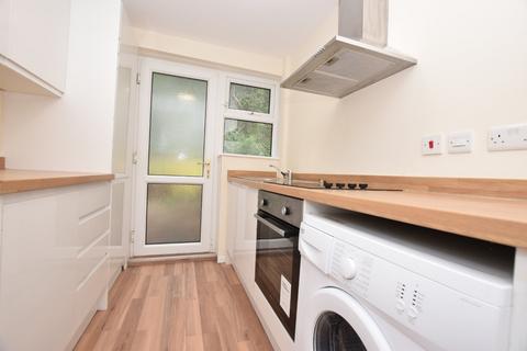 3 bedroom townhouse to rent, Gledhow Wood Road, Roundhay, Leeds