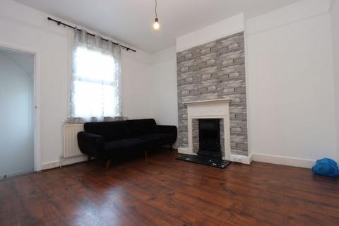 2 bedroom flat to rent, Woodside Road, Wood Green N22