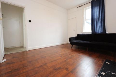 2 bedroom flat to rent, Woodside Road, Wood Green N22