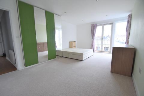 3 bedroom apartment to rent, Churchfield Road - Acton