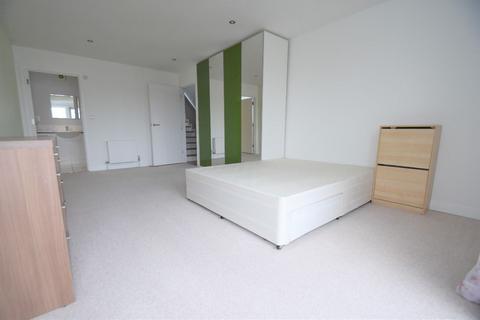 3 bedroom apartment to rent, Churchfield Road - Acton