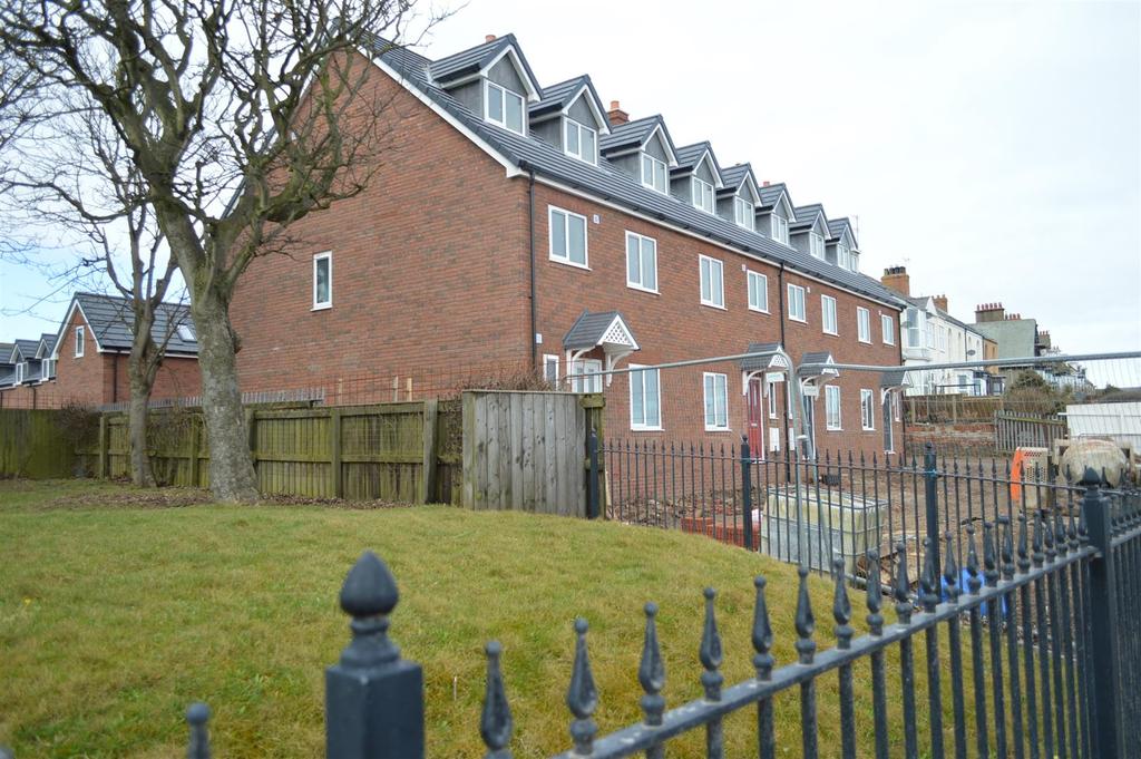 Esplanade, Hornsea 4 bed townhouse £205,000