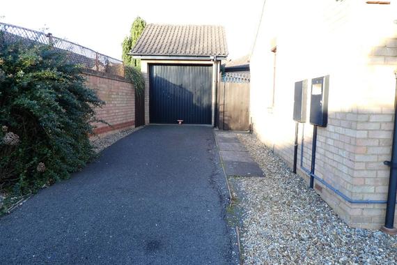 Barn Owl Close East Hunsbury Northampton 2 Bed Bungalow 235 000
