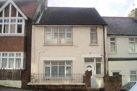 3 bedroom terraced house to rent, Milner Road, Coombe Road