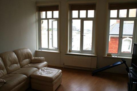 2 bedroom flat to rent, Commercial Road, Triangle