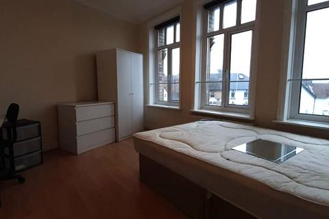 2 bedroom flat to rent, Commercial Road, Triangle
