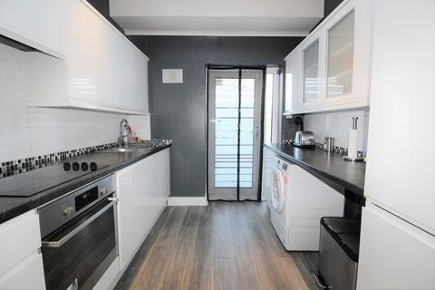 2 bedroom flat to rent, The Fairway, Palmers Green, N13