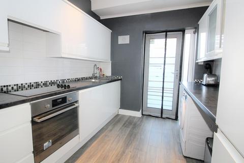 2 bedroom flat to rent, The Fairway, Palmers Green, N13