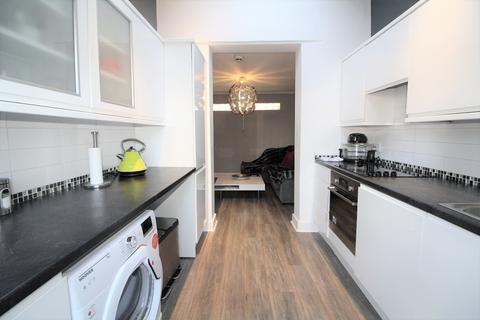 2 bedroom flat to rent, The Fairway, Palmers Green, N13