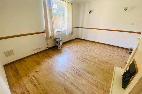 2 bedroom flat to rent, Norwood Close, Southall, Middlesex, UB2