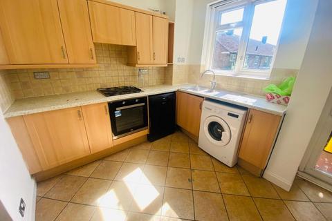 2 bedroom flat to rent, Norwood Close, Southall, Middlesex, UB2
