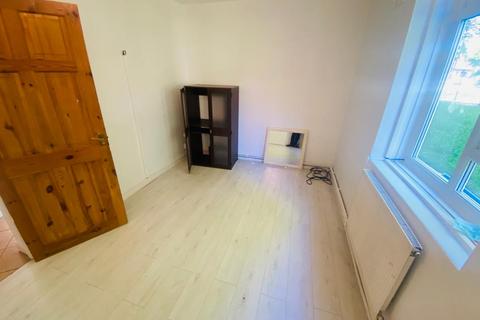2 bedroom flat to rent, Norwood Close, Southall, Middlesex, UB2