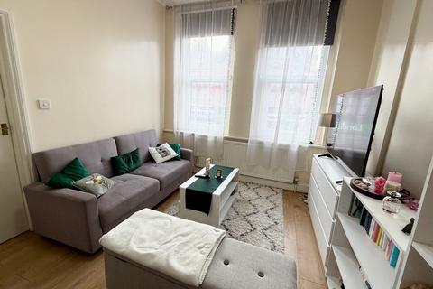 Studio to rent, Finchley Road, NW3