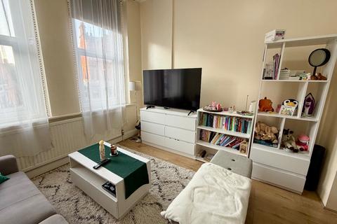 Studio to rent, Finchley Road, NW3