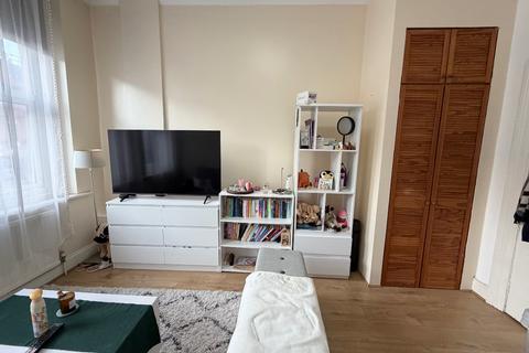 Studio to rent, Finchley Road, NW3