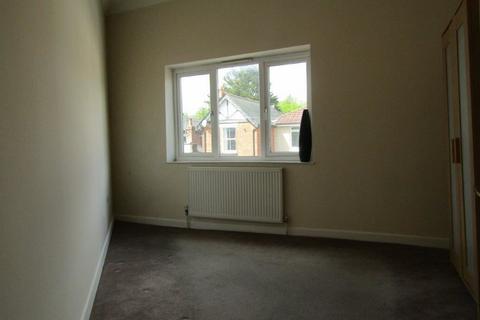 2 bedroom flat to rent, Priory Road