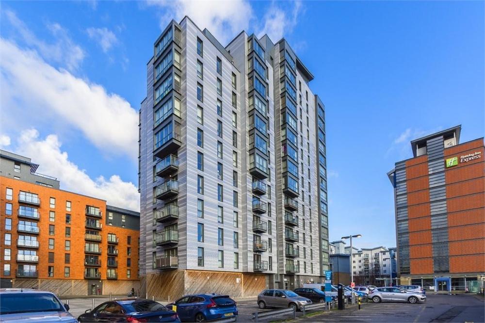 Railway Terrace, Slough, Berkshire 2 bed flat £1,200 pcm (£277 pw)