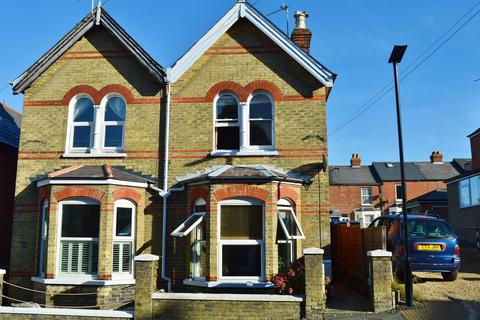 3 bedroom semi-detached house to rent, Gordon Road, Cowes