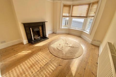 3 bedroom semi-detached house to rent, Gordon Road, Cowes