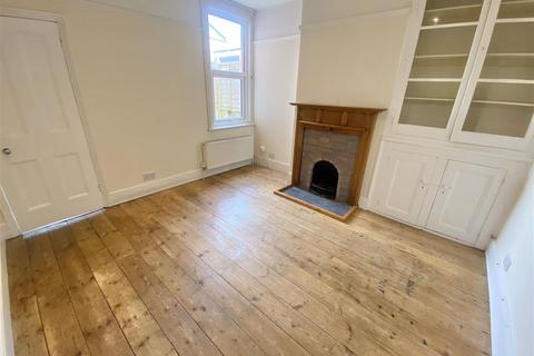 3 bedroom semi-detached house to rent, Gordon Road, Cowes