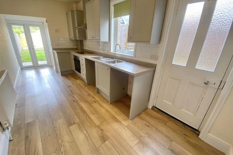 3 bedroom semi-detached house to rent, Gordon Road, Cowes