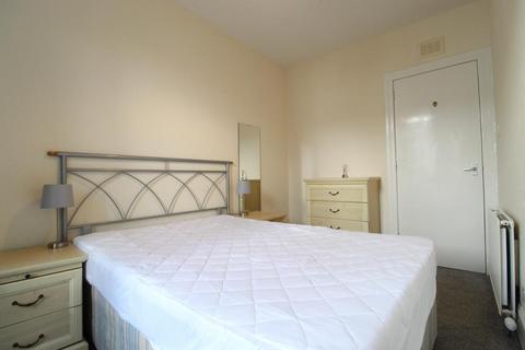 2 bedroom flat to rent, Wallfield Crescent, Top Left, AB25