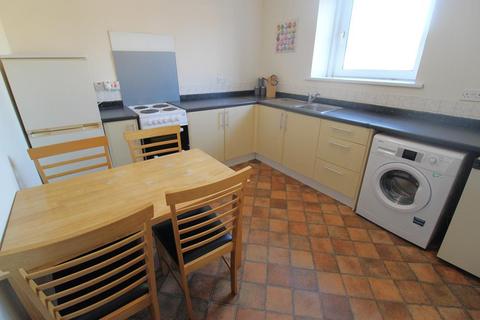 3 bedroom flat to rent, Urquhart Road, Top Floor, AB24