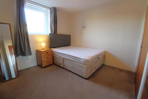 3 bedroom flat to rent, Urquhart Road, Top Floor, AB24