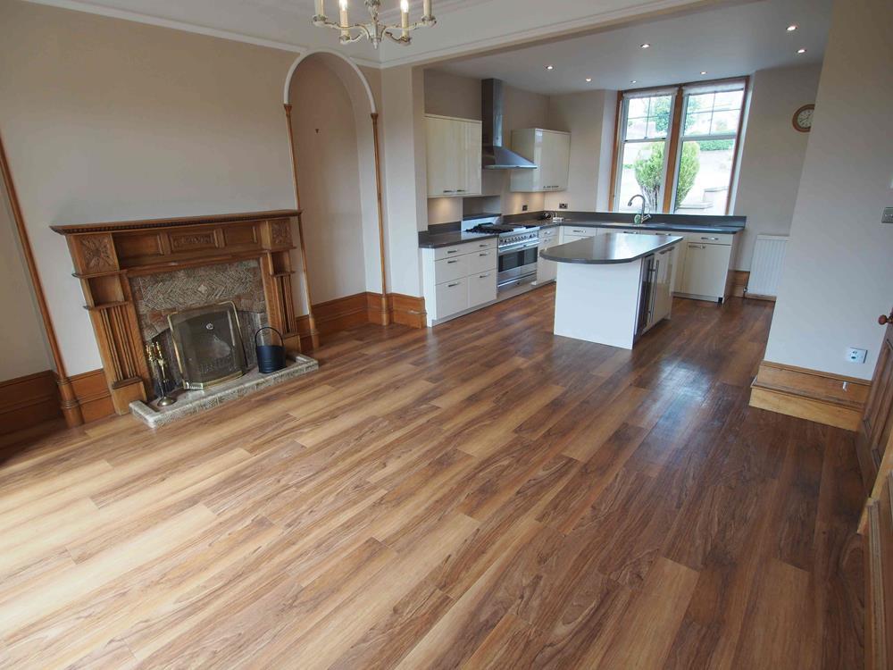 Family Room−Kitchen