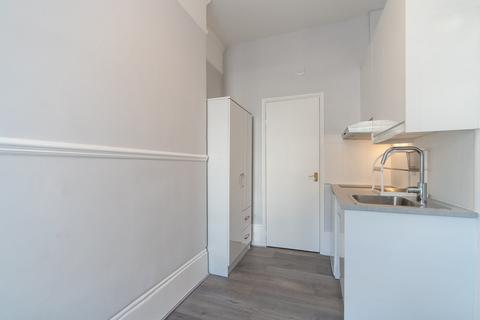 Studio to rent, Shirland Road, Maida Vale W9