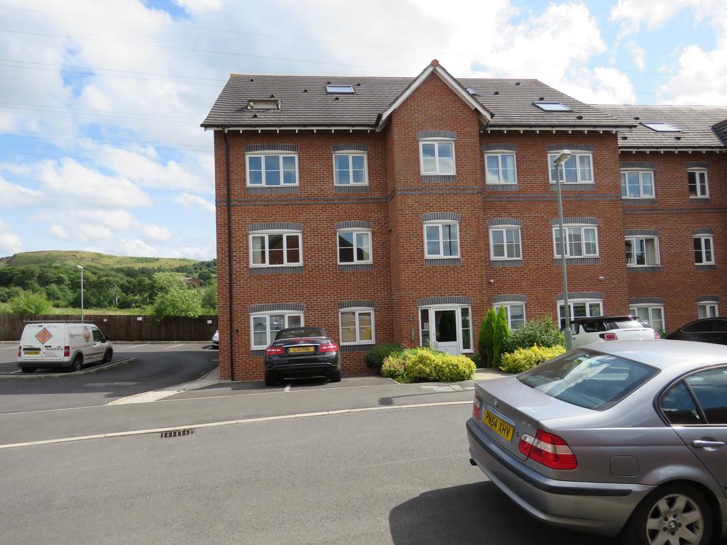 Honeysuckle court, Huncoat, Accrington 2 bed flat to rent £700 pcm (£