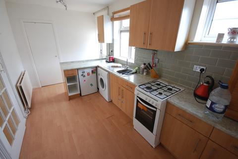 2 bedroom semi-detached house to rent, Stonecross Road, Hatfield