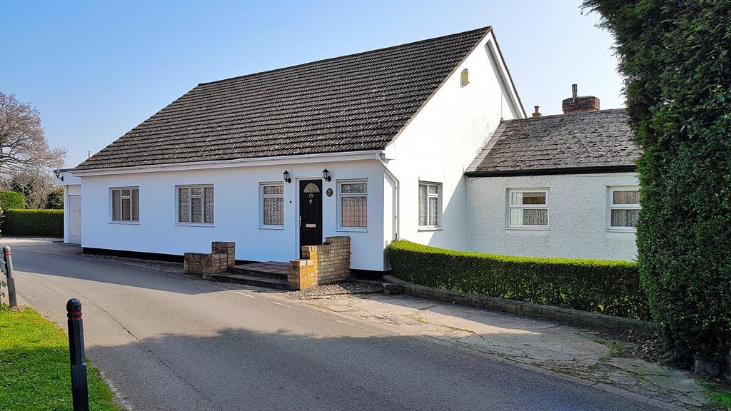 Goldhanger Road, Heybridge, Maldon, Essex, CM9 4 bed detached bungalow