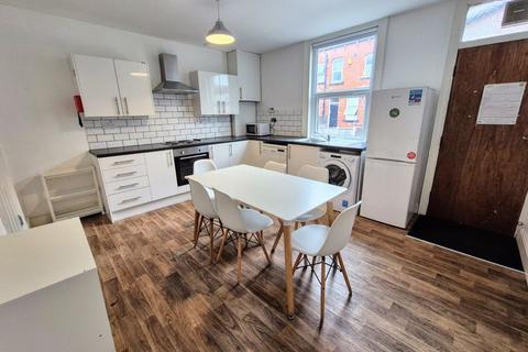 4 bedroom terraced house to rent, Newport Gardens, Leeds