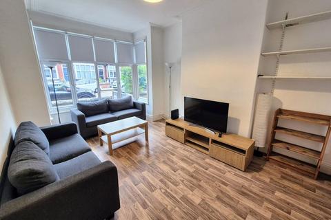 4 bedroom terraced house to rent, Newport Gardens, Leeds
