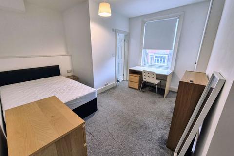 4 bedroom terraced house to rent, Newport Gardens, Leeds