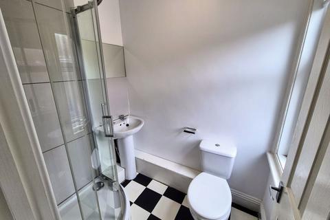 4 bedroom terraced house to rent, Newport Gardens, Leeds