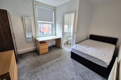4 bedroom terraced house to rent, Newport Gardens, Leeds