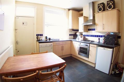 4 bedroom terraced house to rent, Welton Place, Hyde Park, Leeds