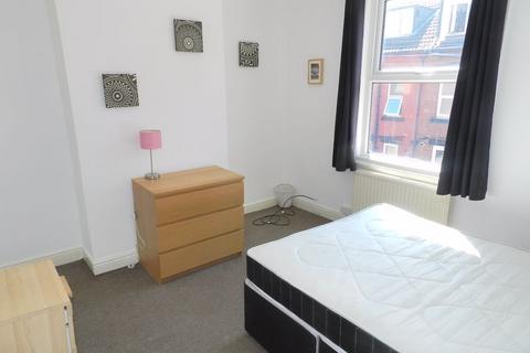 3 bedroom terraced house to rent, Vicarage Place, Kirkstall, Leeds