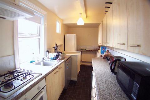 4 bedroom terraced house to rent, Manor Drive, Headingley, Leeds