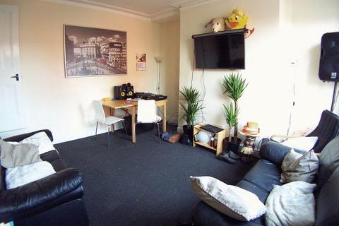 3 bedroom terraced house to rent, Beechwood View, Burley, Leeds