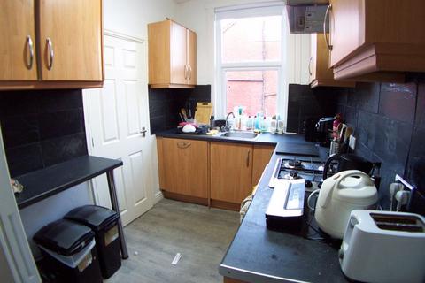 3 bedroom terraced house to rent, Beechwood View, Burley, Leeds