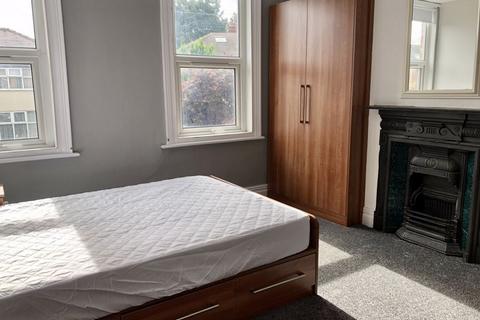4 bedroom terraced house to rent, Newport View, Headingley, Leeds