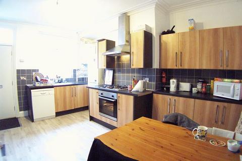 4 bedroom terraced house to rent, Beechwood Terrace, Burley, Leeds