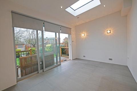 3 bedroom end of terrace house to rent, Sutton Court Road, Uxbridge UB10