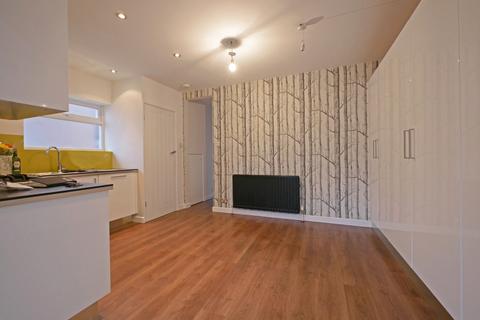 3 bedroom end of terrace house to rent, Sutton Court Road, Uxbridge UB10