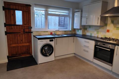 3 bedroom semi-detached house to rent, Redstone Road, Redhill