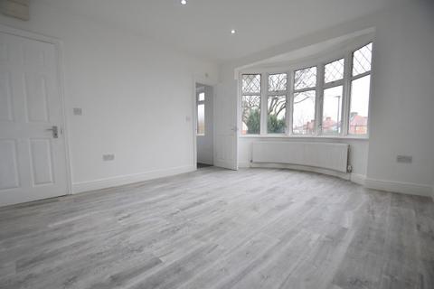 1 bedroom in a house share to rent, Northumberland Avenue - TW7